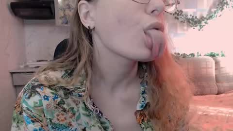 Snapshot of meowcr chatting on October 3, 5:26 am meowcr online show from October 3, 5:26 am