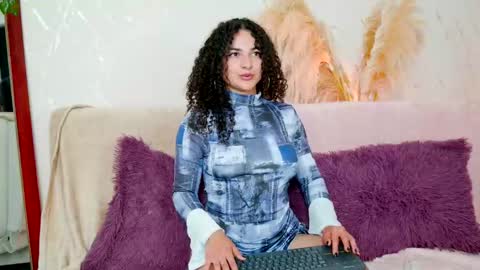 Snapshot of merida_bell18 chatting on June 3, 8:25 pm Merida Bell online show from June 3, 8:25 pm