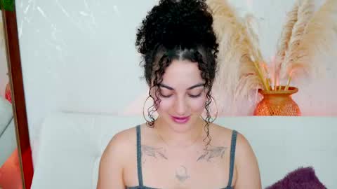 Snapshot of merida_bell18 chatting on June 9, 10:43 pm Merida Bell online show from June 9, 10:43 pm