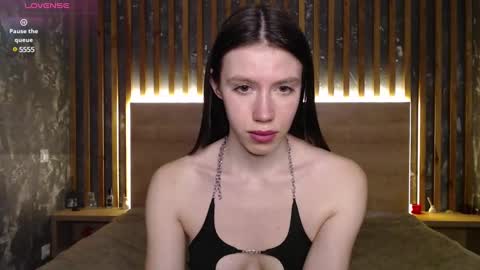 Snapshot of merry_sweets chatting on February 22, 1:33 am Emilia online show from February 22, 1:33 am