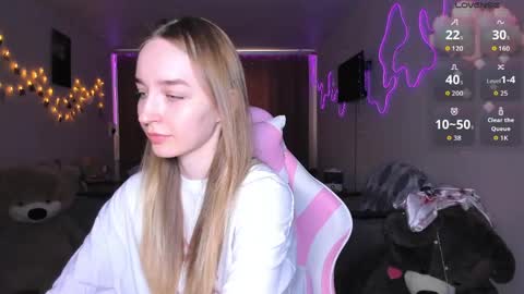 Snapshot of merryl_clark chatting on March 19, 12:42 pm Sara online show from March 19, 12:42 pm