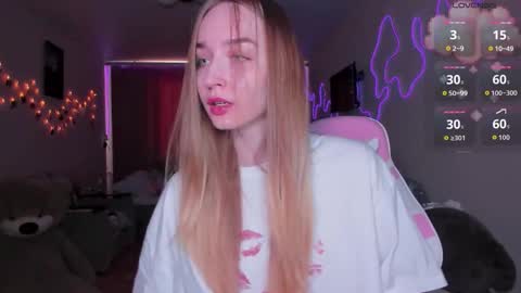 Snapshot of merryl_clark chatting on March 23, 9:57 am Sara online show from March 23, 9:57 am
