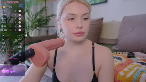 Snapshot of meukotis chatting on September 24, 9:23 am Stella online show from September 24, 9:23 am