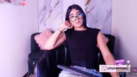 Snapshot of mhia_kate chatting on June 18, 11:47 am Mhia Kate online show from June 18, 11:47 am