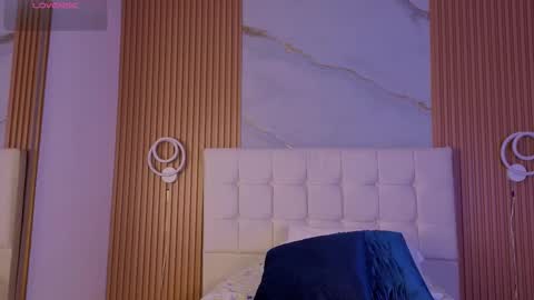 Snapshot of mia_2406_ chatting on December 2, 1:11 am mia online show from December 2, 1:11 am