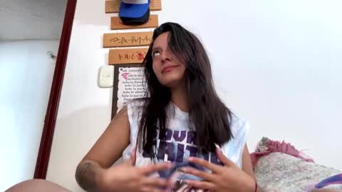 Snapshot of mia__robertss chatting on December 15, 5:31 pm Mia online show from December 15, 5:31 pm