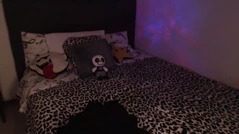 Snapshot of mia_adams_red chatting on October 26, 12:49 am mia online show from October 26, 12:49 am