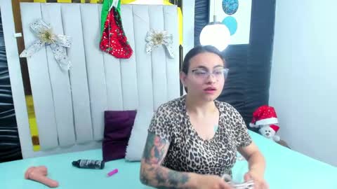 Snapshot of mia_and_lion chatting on December 14, 1:28 am Dreams Couple online show from December 14, 1:28 am