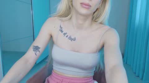 Snapshot of mia_angel chatting on June 10, 1:32 pm mia_angel online show from June 10, 1:32 pm