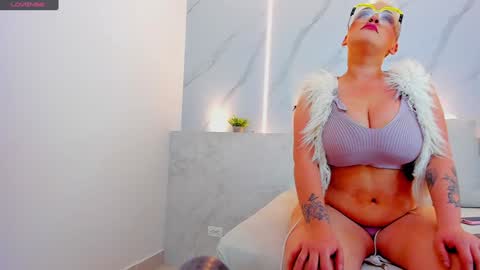 Mia  online show from January 8, 12:05 pm