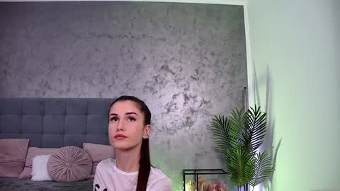 Freya Allen online show from December 3, 10:40 pm