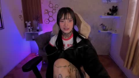 Mia online show from November 14, 5:00 pm