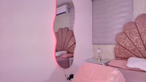 Snapshot of mia_collenss chatting on June 24, 3:05 am Mia online show from June 24, 3:05 am