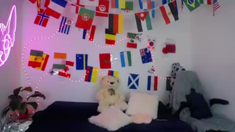 Snapshot of mia_cute_girl chatting on June 23, 12:25 pm mia_cute_girl online show from June 23, 12:25 pm