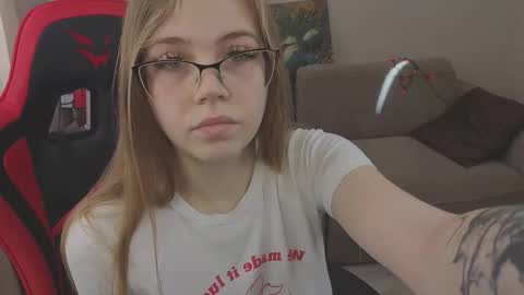 Snapshot of mia_dixson chatting on October 12, 7:18 am Mia online show from October 12, 7:18 am