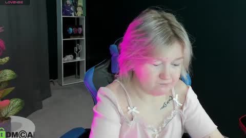 Snapshot of mia_ferd chatting on June 12, 3:05 am Mia online show from June 12, 3:05 am