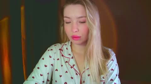 Mia online show from December 18, 3:15 am