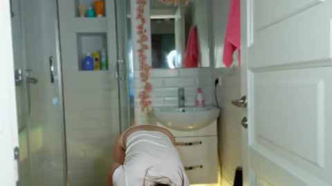 Snapshot of mia_g_ chatting on February 26, 5:42 am Mia online show from February 26, 5:42 am