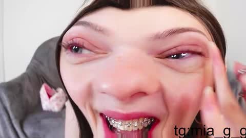 Snapshot of mia_g_ chatting on December 4, 6:55 am Mia online show from December 4, 6:55 am