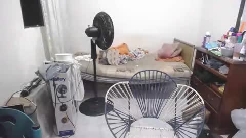 Snapshot of mia_goth766259 chatting on December 16, 2:05 am izzy online show from December 16, 2:05 am