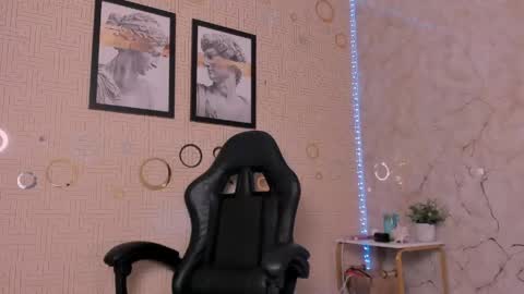 Snapshot of mia_gothzx chatting on May 10, 12:32 pm Mia online show from May 10, 12:32 pm