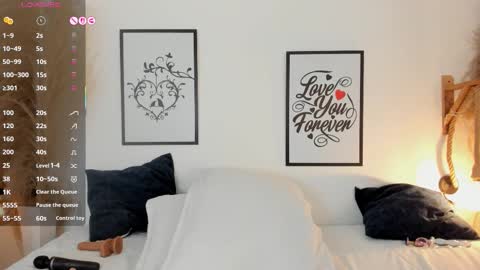 Snapshot of mia_lourence chatting on October 22, 1:22 pm Mia online show from October 22, 1:22 pm