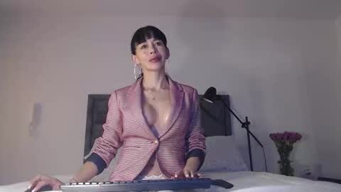 Mia online show from February 14, 7:10 pm