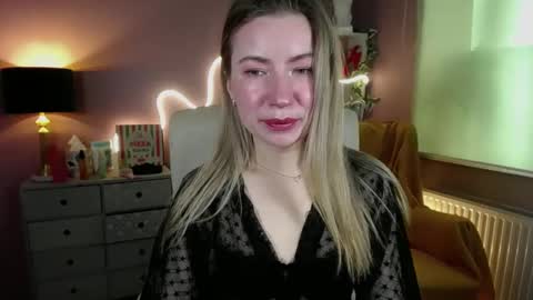 Snapshot of mia_luxx92 chatting on March 6, 8:41 am Mia online show from March 6, 8:41 am