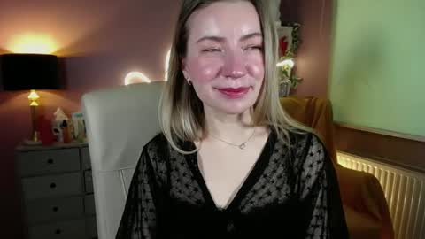 Snapshot of mia_luxx92 chatting on March 6, 11:47 am Mia online show from March 6, 11:47 am