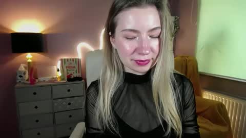 Snapshot of mia_luxx92 chatting on March 12, 11:09 am Mia online show from March 12, 11:09 am