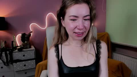 Snapshot of mia_luxx92 chatting on September 19, 6:37 am Mia online show from September 19, 6:37 am