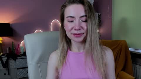 Snapshot of mia_luxx92 chatting on September 28, 7:36 am Mia online show from September 28, 7:36 am