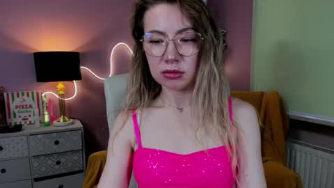 Snapshot of mia_luxx92 chatting on November 7, 8:25 am Mia online show from November 7, 8:25 am