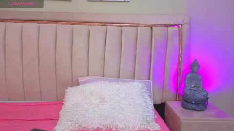 Snapshot of mia_naive chatting on May 7, 11:26 am Mia online show from May 7, 11:26 am