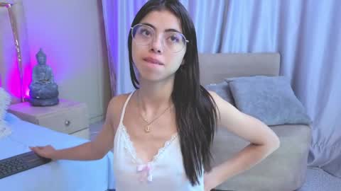 Snapshot of mia_naive chatting on May 18, 12:22 pm Mia online show from May 18, 12:22 pm