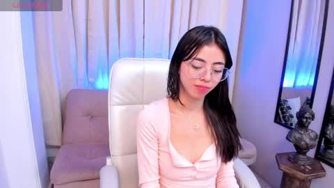 Snapshot of mia_naive chatting on May 25, 4:24 pm Mia online show from May 25, 4:24 pm