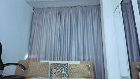 Snapshot of mia_naive chatting on May 27, 11:51 am Mia online show from May 27, 11:51 am