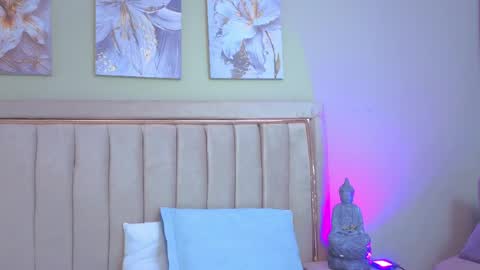 Snapshot of mia_naive chatting on June 4, 12:22 pm Mia online show from June 4, 12:22 pm