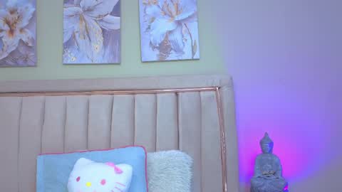 Snapshot of mia_naive chatting on June 5, 12:11 pm Mia online show from June 5, 12:11 pm