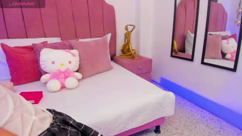 Snapshot of mia_naive chatting on June 9, 12:17 pm Mia online show from June 9, 12:17 pm