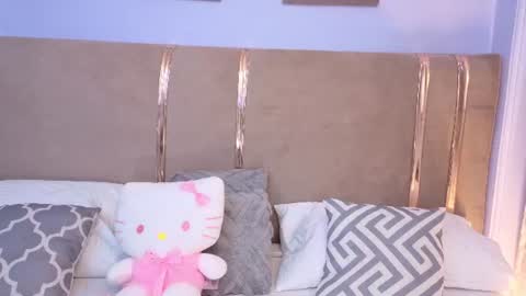 Snapshot of mia_naive chatting on June 25, 12:53 pm Mia online show from June 25, 12:53 pm