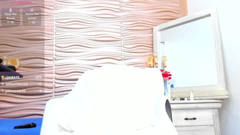 Snapshot of mia_pineda chatting on December 25, 4:00 pm Mariana online show from December 25, 4:00 pm