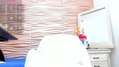 Snapshot of mia_pineda chatting on December 31, 6:46 pm Mariana online show from December 31, 6:46 pm