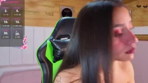 Snapshot of mia_ponce_a chatting on December 3, 12:47 pm MIA online show from December 3, 12:47 pm