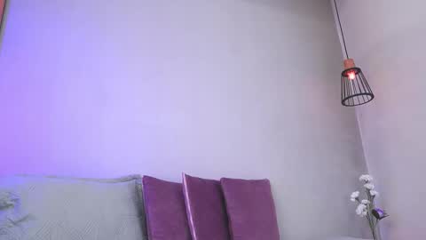 Mia Reeves online show from December 18, 6:47 pm