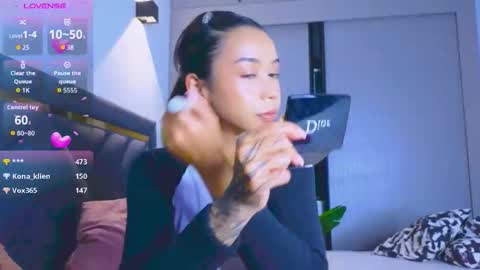 Mia online show from October 17, 3:36 pm