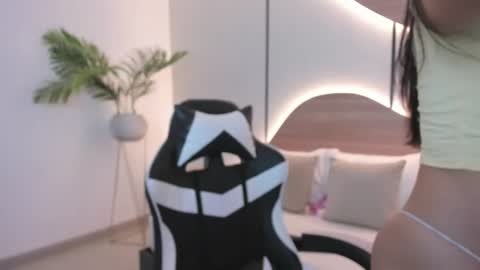 M I A online show from June 25, 2:11 am