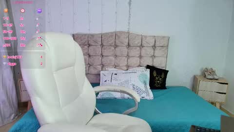 Snapshot of mia_traveluxe chatting on November 14, 2:10 am Mia online show from November 14, 2:10 am