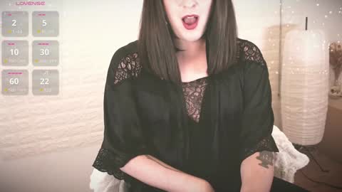 mia_wallase online show from December 28, 3:37 pm