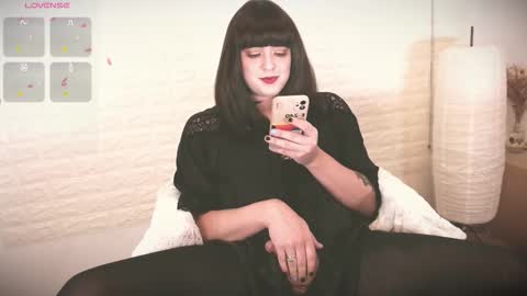 mia_wallase online show from September 19, 8:49 am